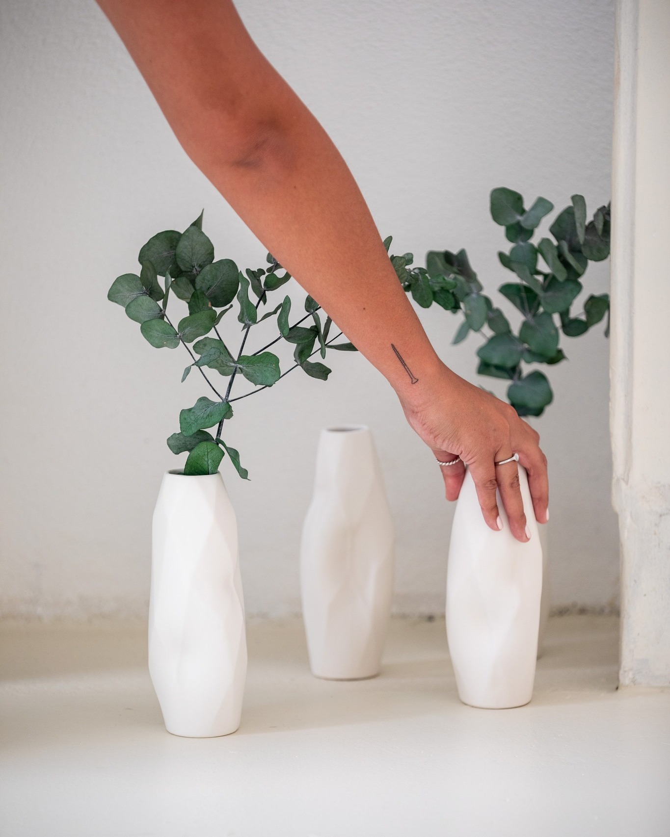 Jarra de cerâmica amolgada em branco mate