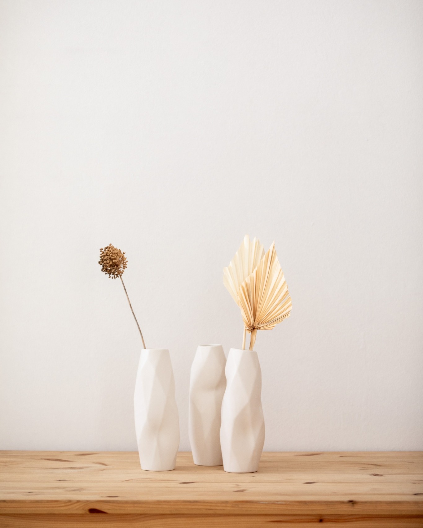 Jarra de cerâmica amolgada em branco mate