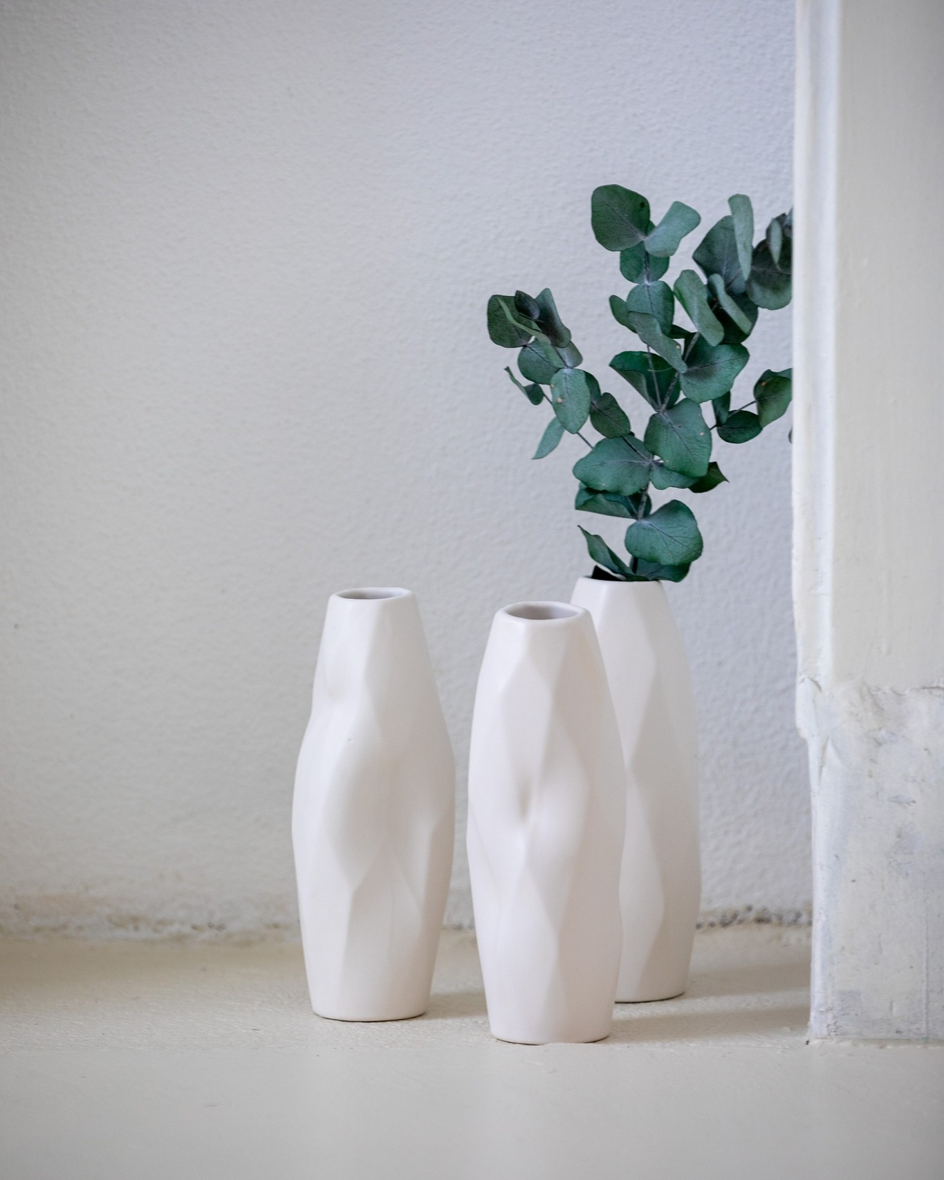 Jarra de cerâmica amolgada em branco mate