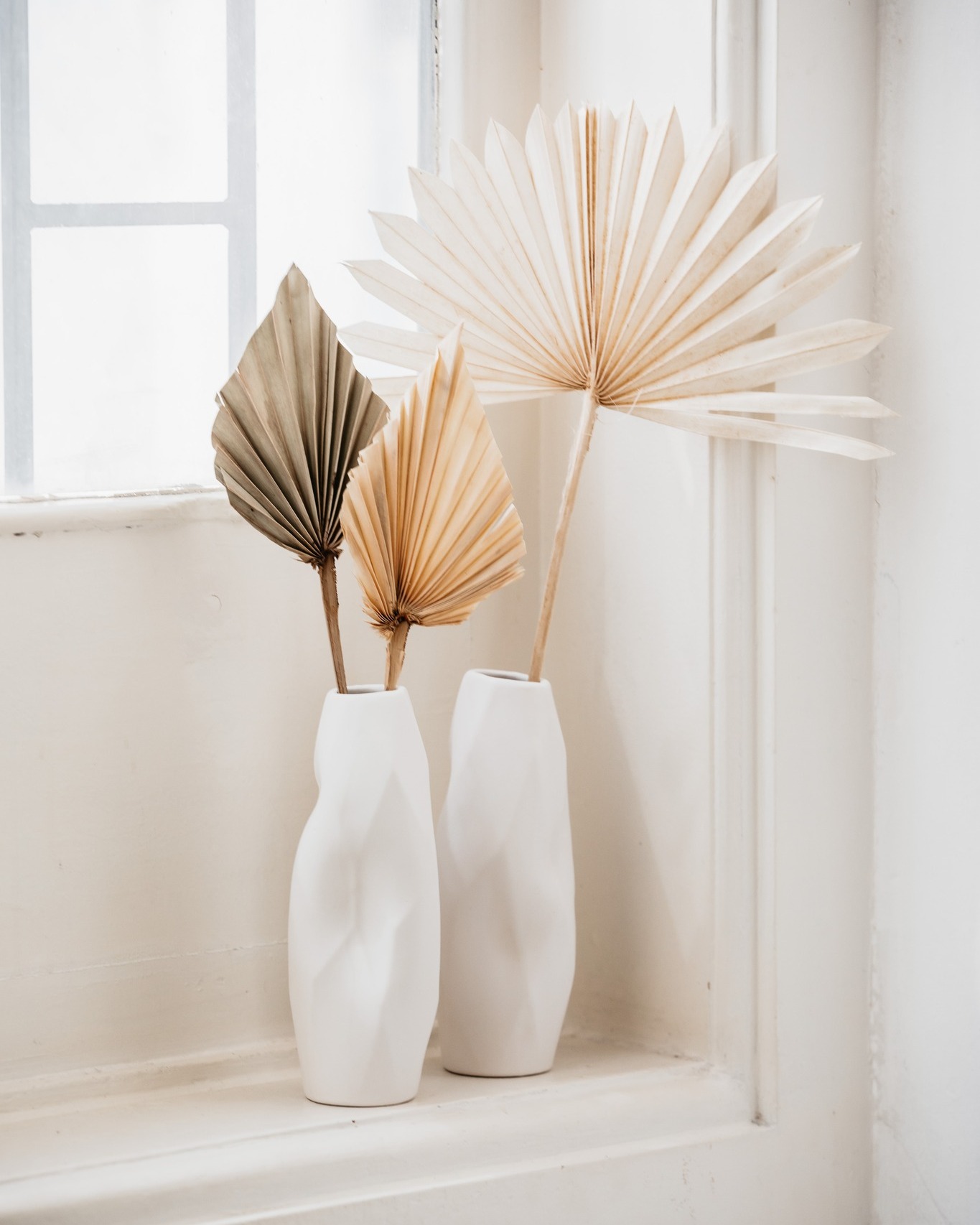 Jarra de cerâmica amolgada em branco mate